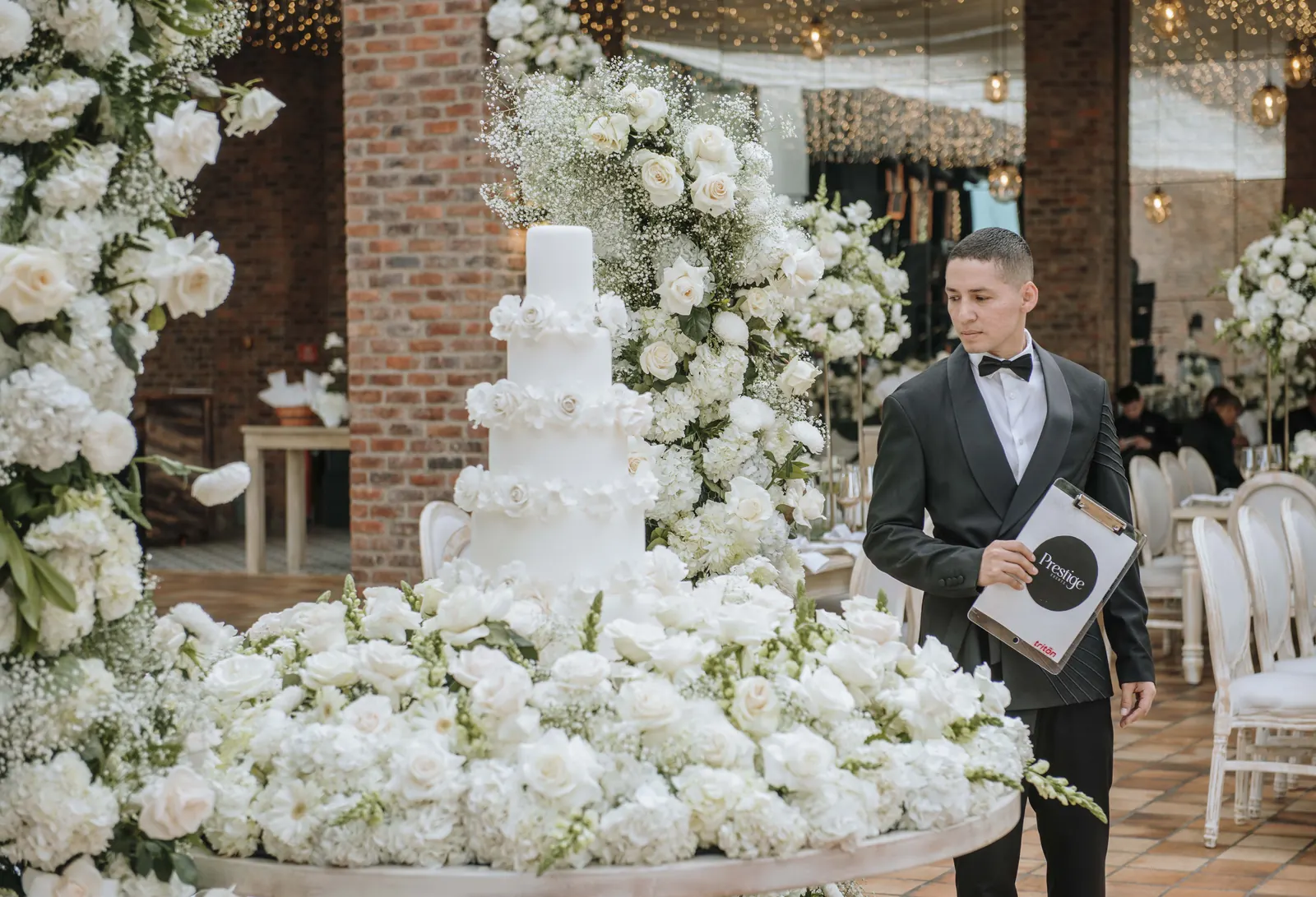 Yul Breyner supervisando los detalles de una boda producida por Prestige Events